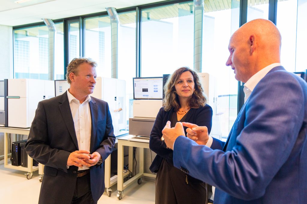 Minister Schippers op bezoek bij Hartwig Medical Foundation