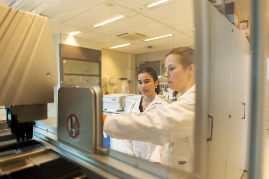 Laboranten in laboratorium aan het werk