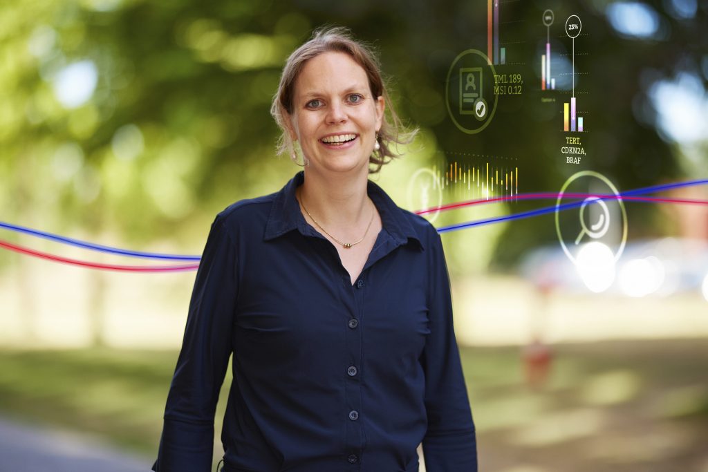 Vrouw kijkt lachend in de camera